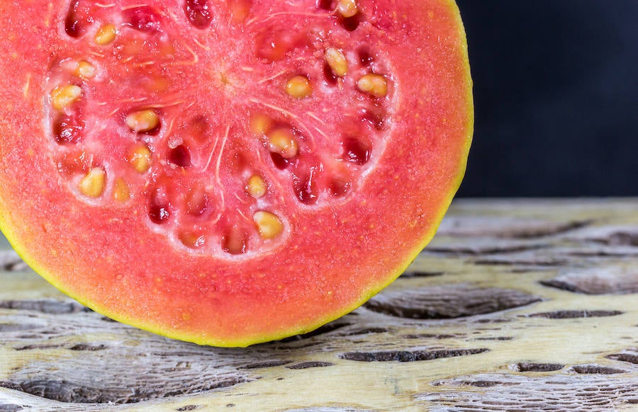 Las naranjas y los limones son especialmente ricas en vitamina C, que ayuda a reforzar las defensas y a mejorar los síntomas, pero además algunos cítricos como la acerola, el kiwi y la guayaba aumentan la resistencia a las infecciones.