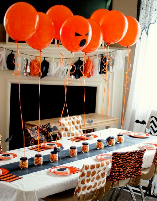 Una idea muy sencilla y genial para la decoración de la mesa de Halloween.