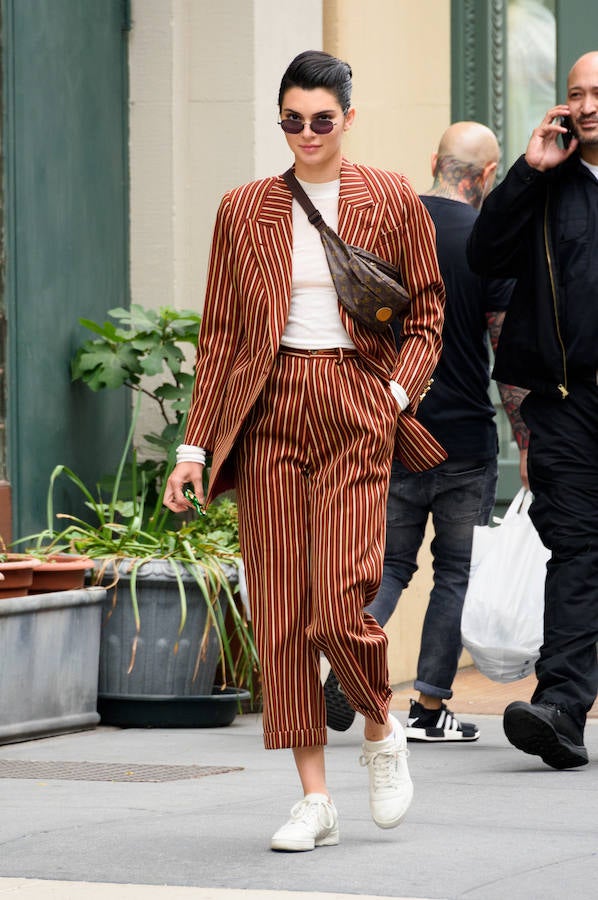 Con un dos piezas con camiseta y riñonera, como Kendall Jenner. Pura tendencia.