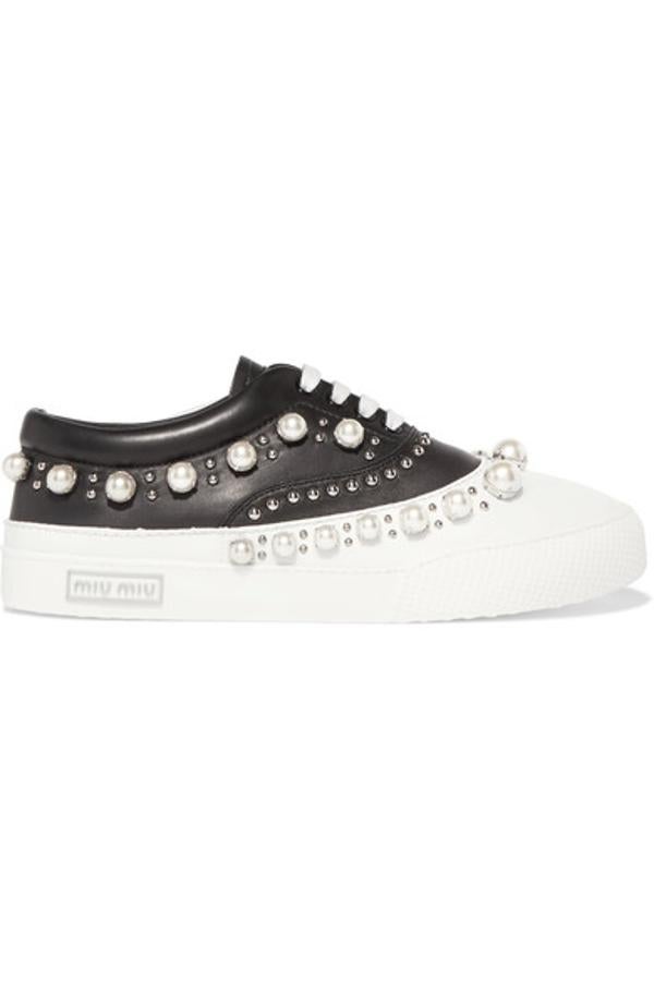 La tendencia black & white hecha zapatilla. Este modelo con perlas y tachuelas es de Miu Miu. Precio: 790 euros