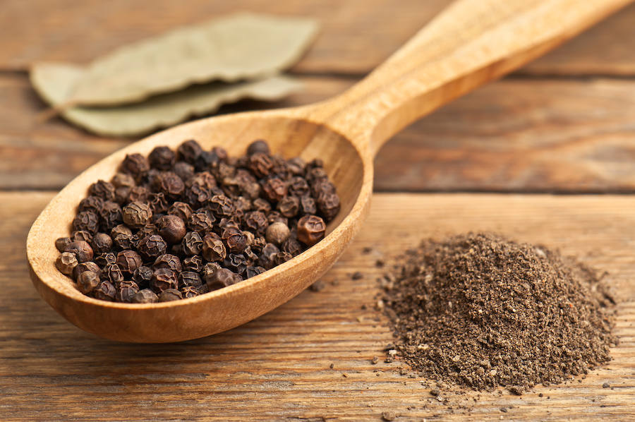 Aderezar las bebidas de invierno con clavo, canela, pimienta, chile y jengibre hará entrar en calor, favorecerá la expectoración y la sudoración y contribuirá a eliminar bacterias. Estas especies son ricas en esencias antibióticas, fluidificantes de la mucosidad y son expectorantes.