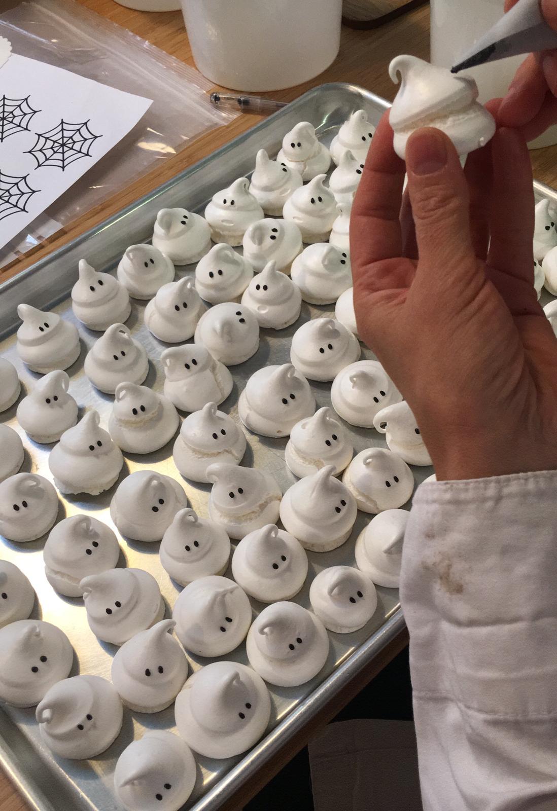 La clave de estos fantasmas de merengue que nos proponen desde Un Bizcocho para Teo está en los ojos, que nosotras te proponemos poner con moras de caramelo. ¡Irresistibles!