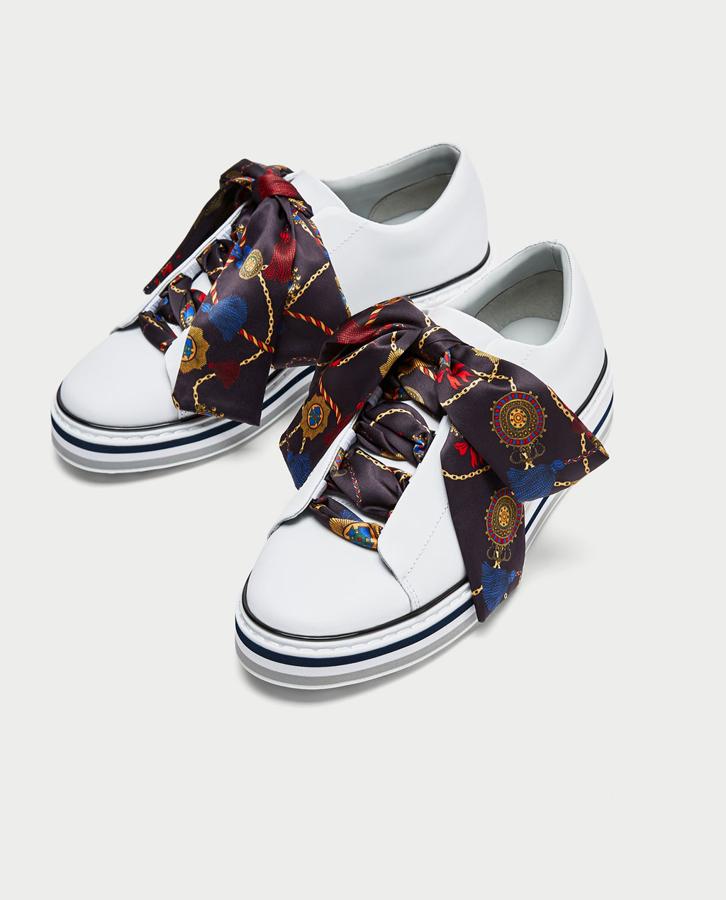 Con cordones tipo pañuelo con estampado noventero de Zara. Precio: 39,95 euros.