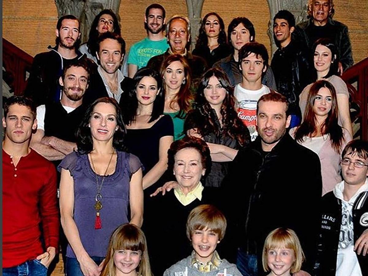 La actriz y presentadora Marta Torné compartía en su cuenta de Instagram una foto de familia junto al reparto de El internado. “Hoy hace 7 años que terminó El internado, sin duda una serie que nunca olvidaré” comentaba.