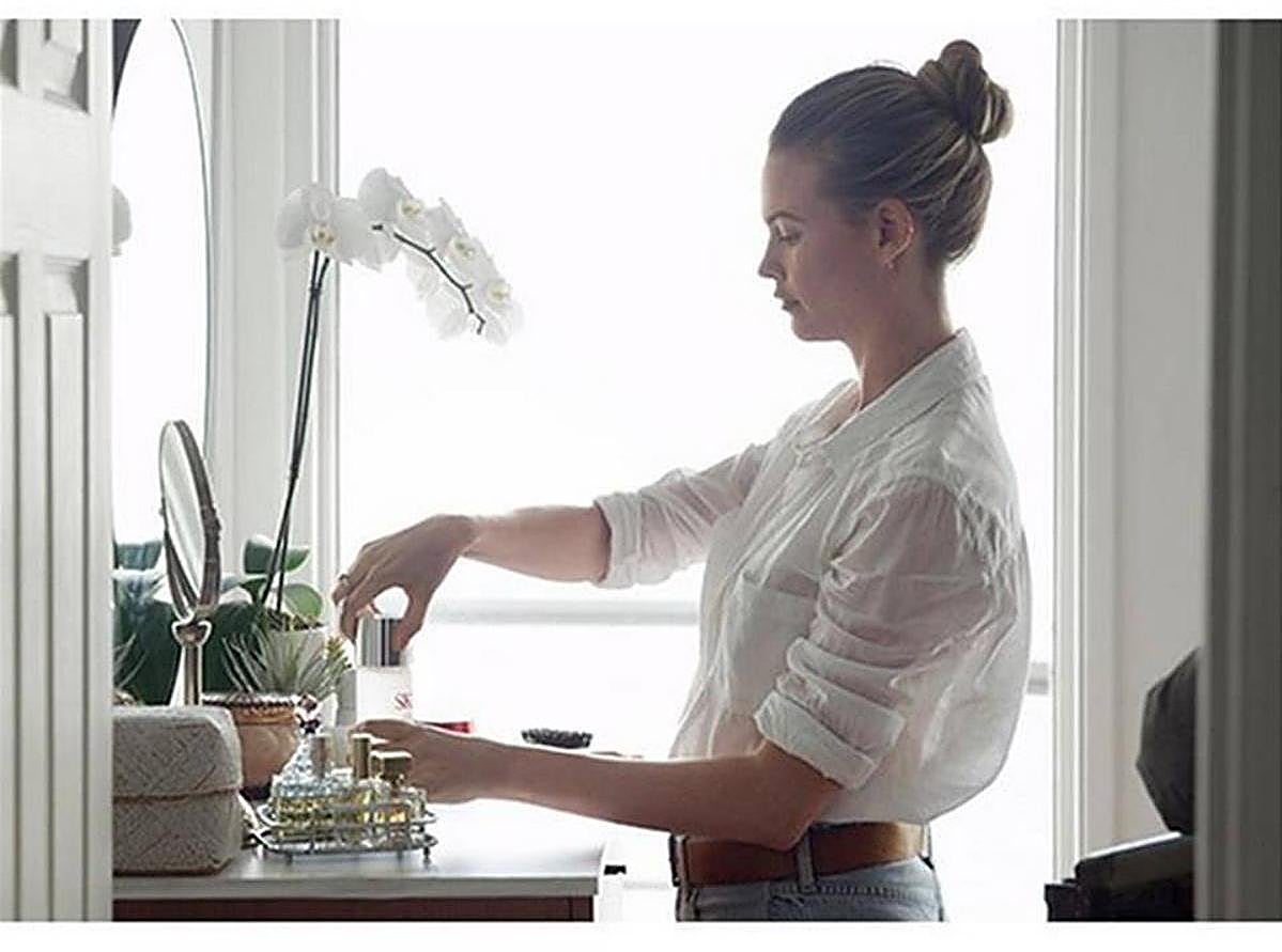 Esta propuesta está basada en la combinación con pantalón vaquero, como veíamos en el look de Olivia Palermo. Sin embargo, fíjate qué diferente resulta si añadimos un cinturón marrón, dejamos que la camisa sobre salga más, doblamos los puños hasta llevarlos por encima del codo y recogemos el pelo en un moño informal. El resultado es mucho más casual y desenfadado.