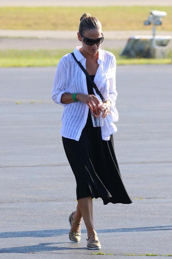 La actriz la lleva como una sobrecamisa, encima de un vestido negro de sport.