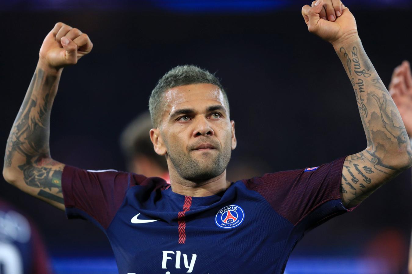 Así es, Dani Alves se operó finalmente de sus orejas. El brasileño se las arregló durante su estancia en Barcelona. Ahora en el PSG, parece que el cambio le ha sentado bien.