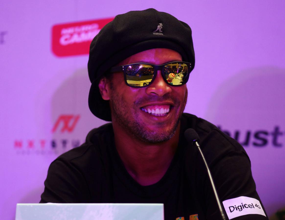 Ronaldinho decidió hace poco cambiar drásticamente su sonrisa... Sus dientes prominentes han dado paso a una sonrisa más uniforme. Pero algo de encanto se ha dejado en el camino.