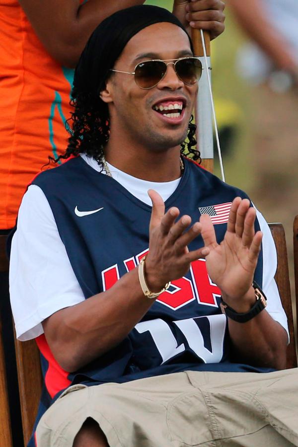 La característica sonrisa de Ronaldinho fue santo y seña de su triunfal etapa en el Barcelona. Sin embargo, después de retirarse decidió que debía dar un cambio a su aspecto.