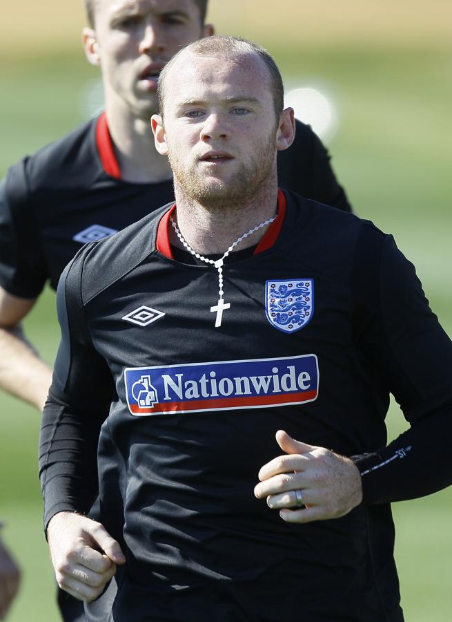 Los genes no traicionan y Wayne Rooney tuvo que afrontar problemas de alopecia ya desde el comienzo de su carrera. Aquí le vemos durante un entrenamiento con la selección inglesa en 2010 con sólo 25 años... Y mucho menos pelo.