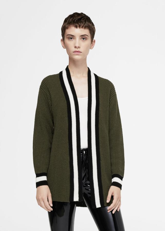 Chaqueta verde con rayas blancas y negras de Mango. Precio: 25,99 euros.
