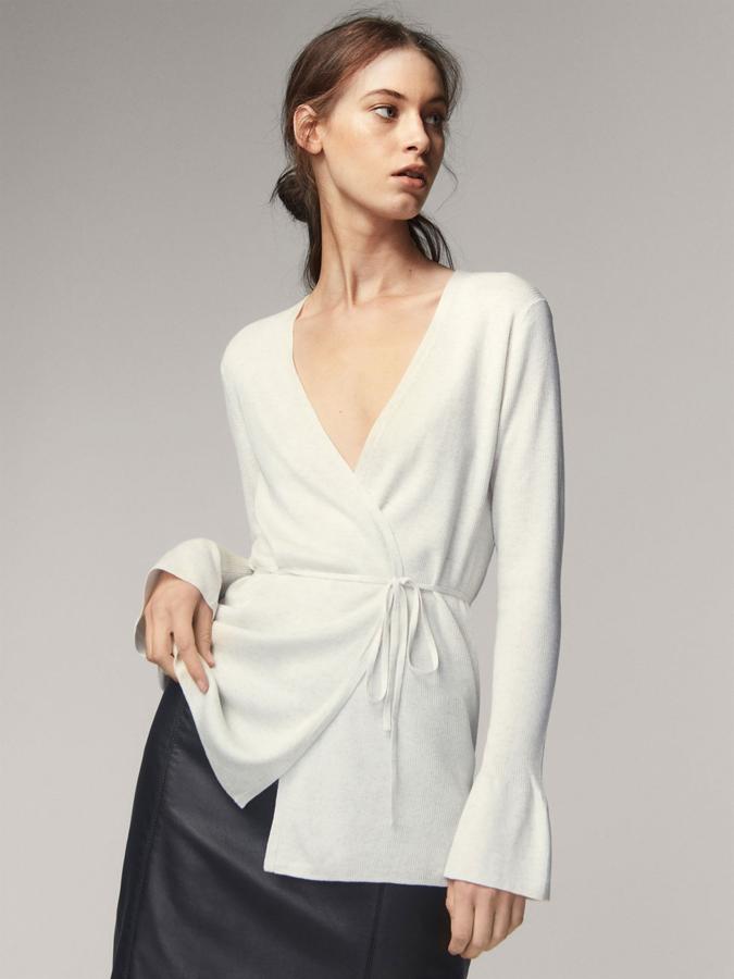 Chaqueta blanca anudada a la cintura, de Massimo Dutti. Precio: 49,95 euros