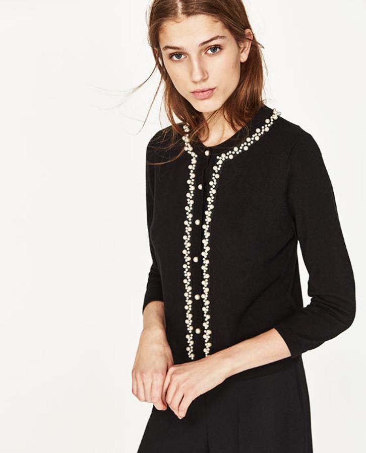Chaqueta negra con botones de perlas de Zara. Precio: 25,95 euros.