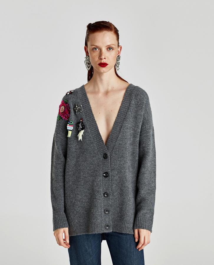Chaqueta gris con flores en los hombros de Zara. Precio: 39,95 euros.