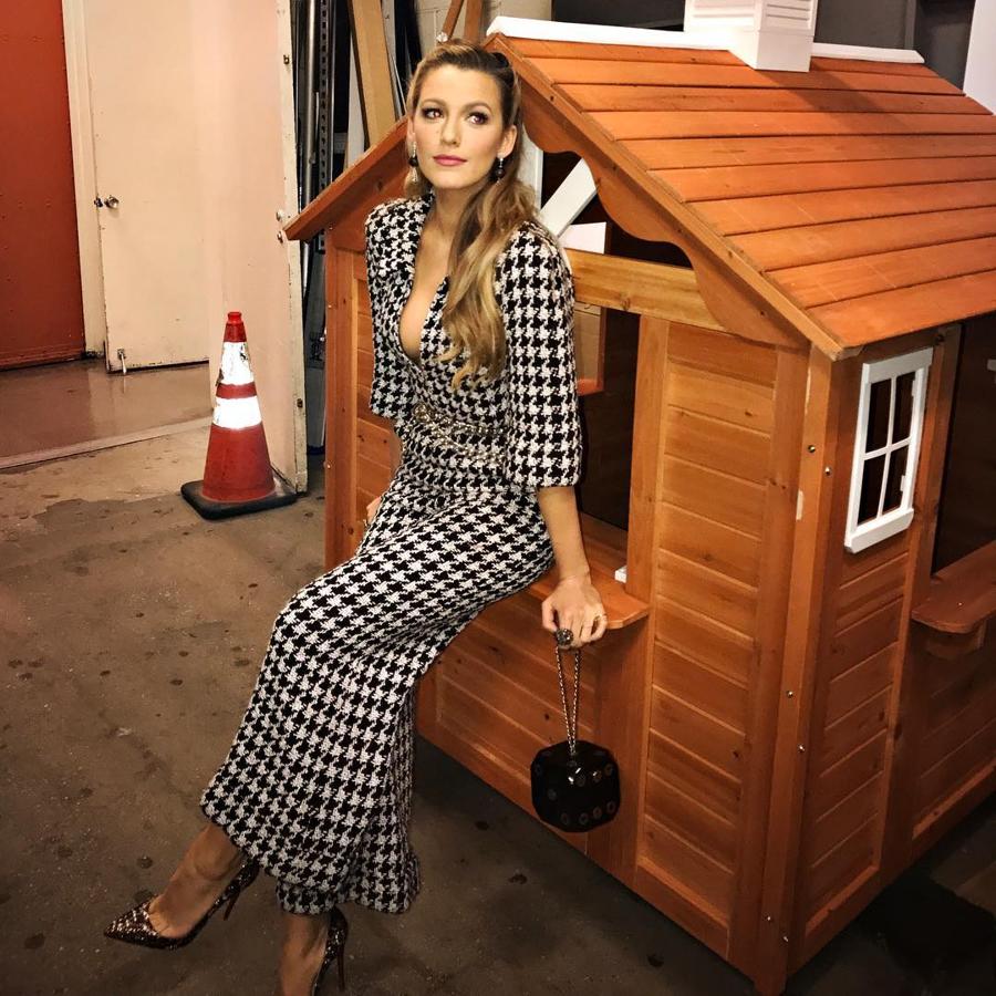 El traje sastre se reinventa esta temporada y tiene en el estampado pata de gallo su mejor aliado de estilo. Blake Lively lo sabe, y apostó por un maravilloso dos piezas con chaqueta entallada y pantalón culotte en lana bicolor con detalle de perlas bordadas de Chanel. Mejor, imposible.