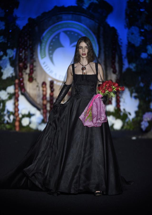 Con un vestido negro y velo a juego nunca se falla. No es muy arriesgado, pero es sencillo de copiar.