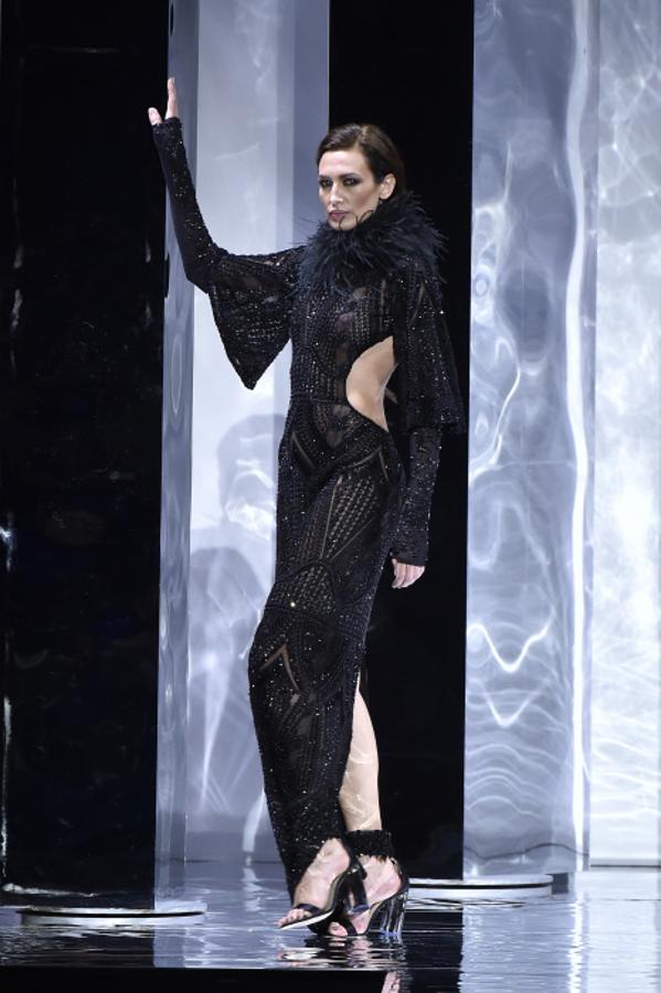 ¿Quién dijo que en Halloween todos los looks tenían que ser feos? Este de Duyos, que llevó el pasado febrero Nieves Álvarez sobre la pasarela, es perfecto para disfrazarte de Cruella De Vil a lo 'femme fatale'. ¡No te olvides de una peluca blanca y negra para completar el look!