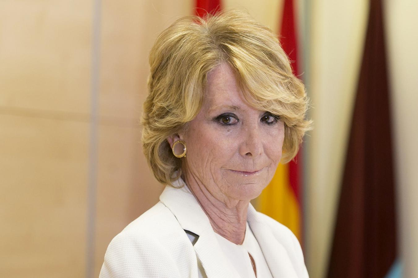 Esperanza Aguirre citaba a la prensa en 2011 para reconocer su enfermedad y abandonar, por un tiempo, la vida pública. En su caso, una operación fue suficiente para erradicar el cáncer.