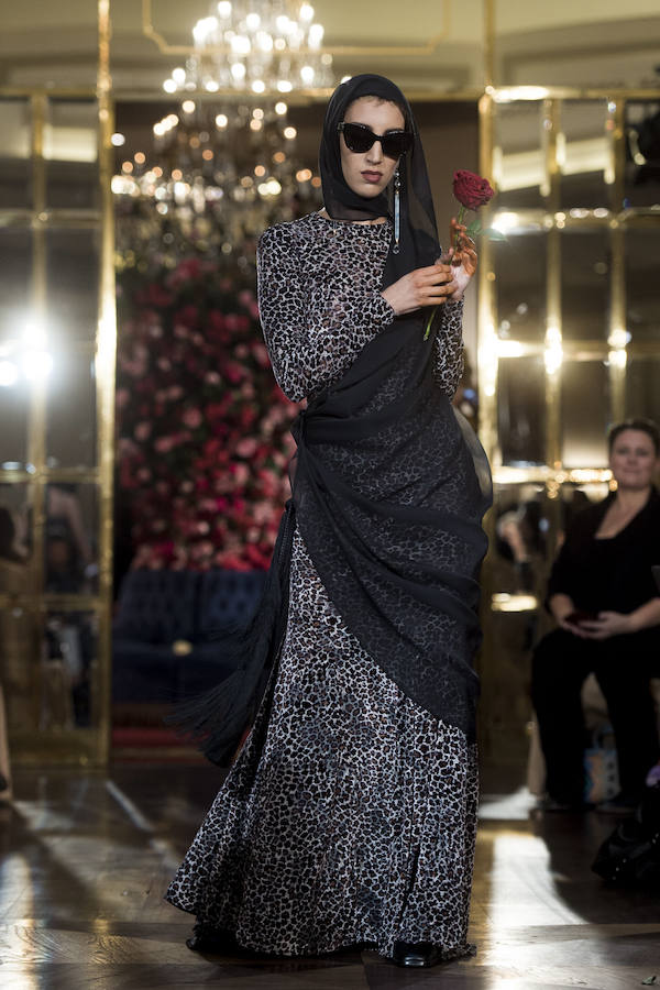 El diseñador español Alejandro Gómez Palomo creó este vestido con 'print animal' y foulard que envuelve parte del cuerpo y la cabeza que recuerda a los looks de la vieja del visillo. ¡Un disfraz más cañí, imposible!