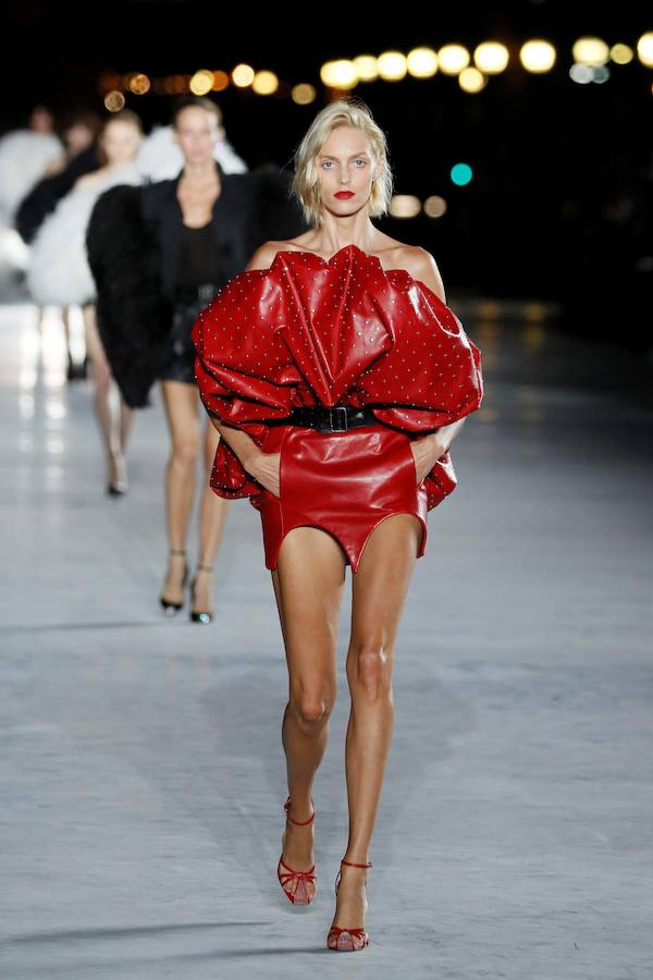 Si el diablo vistiera de Yves Saint Laurent, estaría encantado de enfundarse este espectacular minivestido de esitlo arquitectónico color rojo. Solo le falta el tridente.