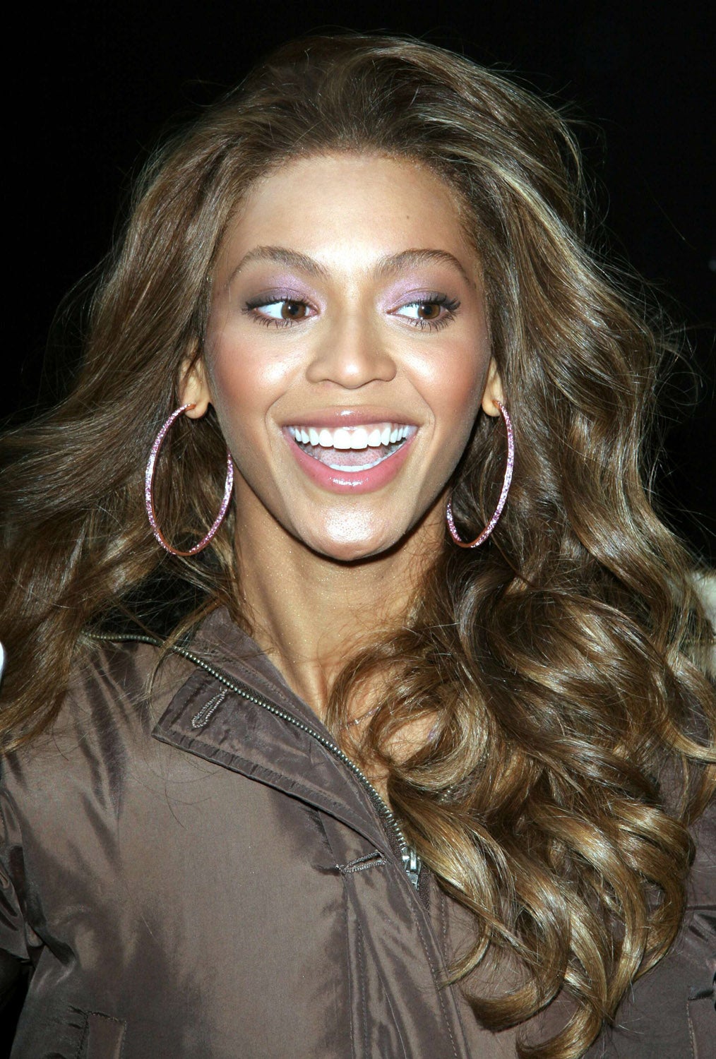 La cantante es adicta a las pelucas y extensiones, pero en realidad es castaña. ¿Con qué color de pelo crees que está más guapa?