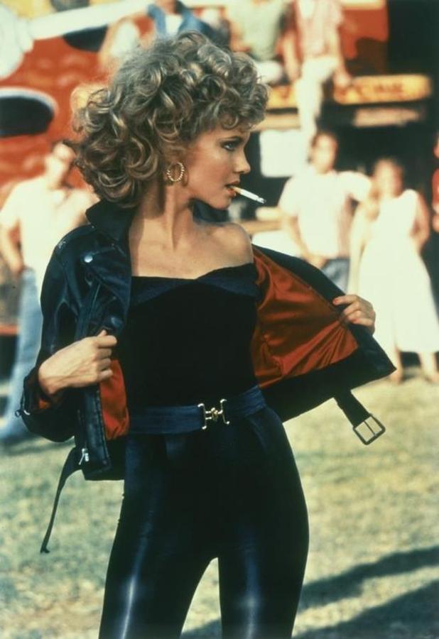 Así lucía Olivia Newton-John en el papel de Sandy Olsson. Hasta a la mismísima Gigi Hadid la vimos homenajear este look hace un par de años en Halloween.