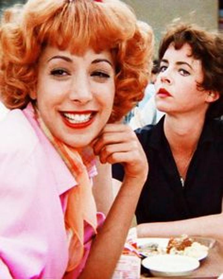 Inolvidable con esa sonrisa ancha y un chicle que la acompañaba a todas partes. Pudimos ver a Frenchy, el personaje interpretado por Didi Conn en la secuela de Michelle Pfeiffer.