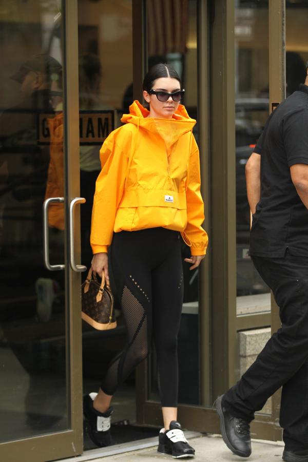 Parece que en vez del 'gym' sale de un cóctel. Kendall Jenner sabe que sus looks serán estudiados al detalle y por eso nada es casual en ella. Zapatillas de diseño, mallas con transparencias, bolso de Louis Vuitton y sudadera naranja de la colección de Stella McCartney para Adidas. Sólo podía ser Kendall, claro.