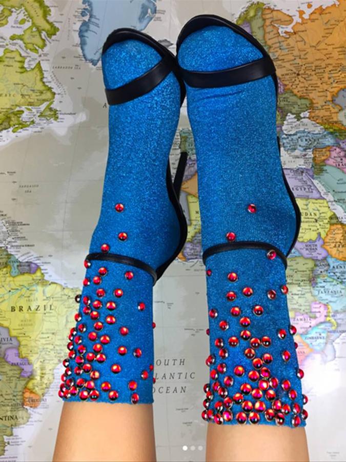 No es la primera vez que os hablamos de Lirika Matoshi. Aunque es más conocida por las medias customizadas, también tiene algo que decir sobre el universo de los calcetines. ¿Qué os parecen estos en azul brillante con detalle de pedrería en rojo?