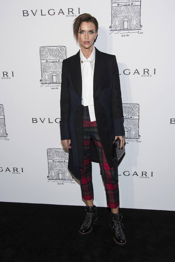 La actriz acudió a la fiesta con un pantalón de cuadros de Burberry que dijo no querer quitarse jamás; completó el look con gabardina azul y negra sobre camisa blanca con complemento dorado al cuello.