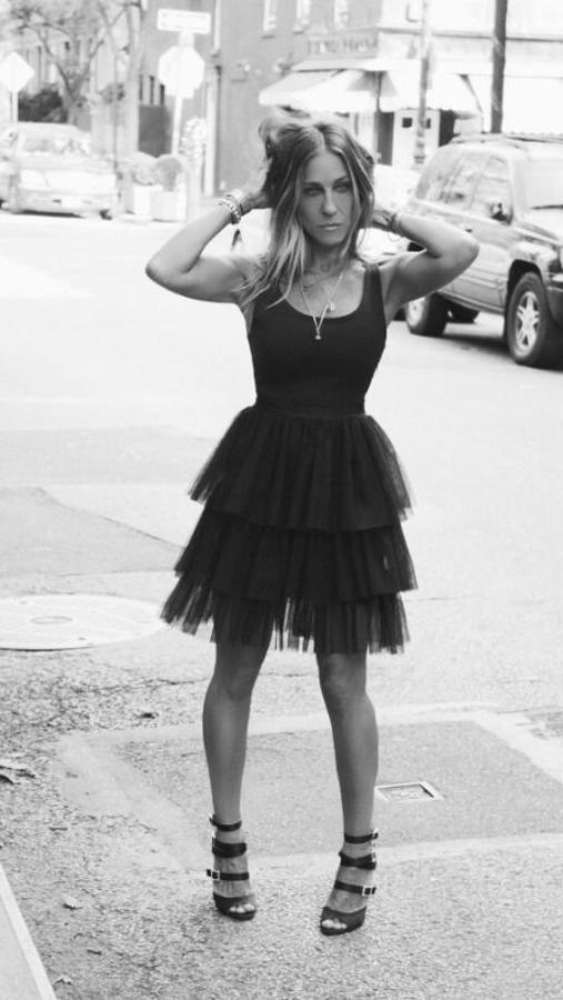 Pero la estilista no fue la única. La actriz, que en algunas declaraciones dijo que no llevaría el look de la cabecera, incluyó un modelo sospechosamente parecido en su colección de LBD.