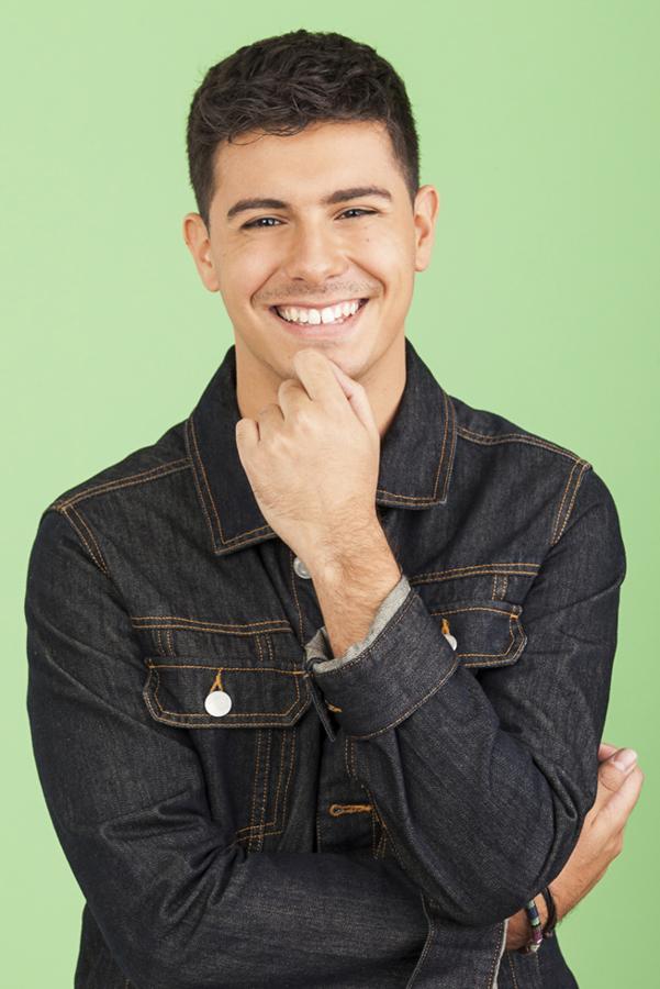 Alfred tiene 20 años y es natural del Prat de Llobregat (Barcelona), localidad en la que reside actualmente junto a sus padres.Cursa un Grado Superior de Música y el tercer curso del grado de Comunicación Audiovisual. Es músico y cinematógrafo. Viene de una familia de músicos. Ha autoeditado tres discos y tiene previsto estrenar un largometraje en 2018, del que también ha compuesto la banda sonora.Uno de sus cantantes favoritos es Michael Jackson.