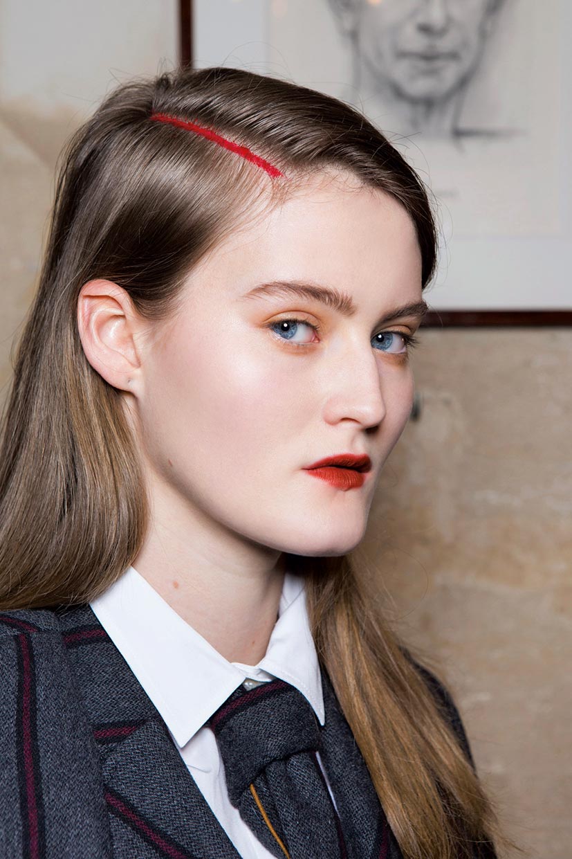 Olvídate de las puntas teñidas de colores... Está demasiado visto el pelo coloreado de rosa, azul... Ahora llega la raya pintada, mucho menos drástica con tu melena, pero igual de impactante. La hemos visto en algunos desfiles y también (tímidamente) en la calle.