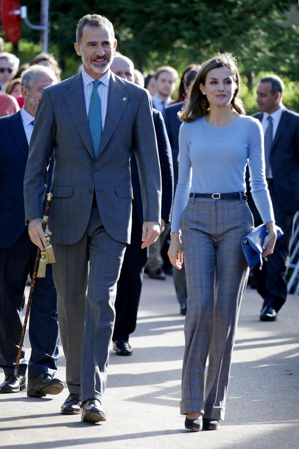 Con motivo de los Premios Princesa de Asturias, los Reyes visitaron el sabado el 'pueblo ejemplar' del año, y para recorrer las calles de Poreñu, doña Letizia se decantó por un perfecto look 'working girl' (sí, también en fin de semana) con jersey azul bebé de Hugo Boss y pantalón con estampado Príncipe de Gales de Massimo Dutti.