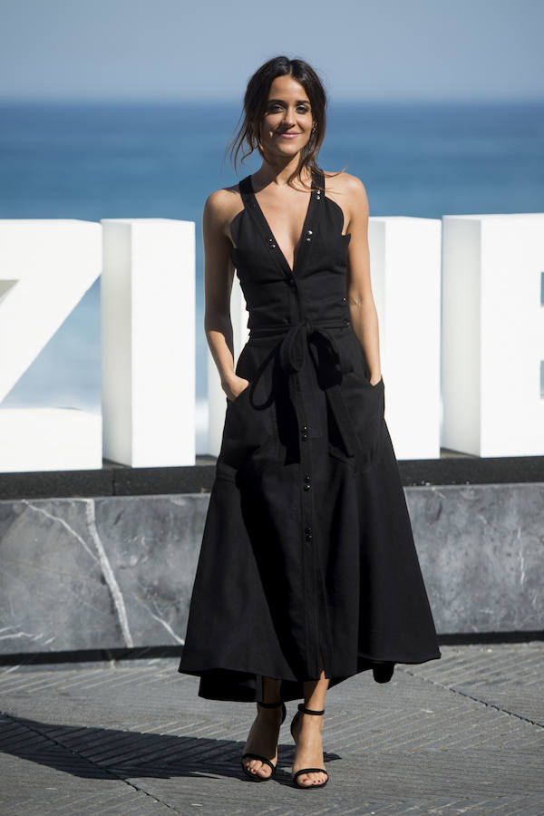 Los looks de la actriz de 'La llamada' en el Festival de San Sebastián fueron exquisitos. Juan Vidal, Dior... Y un Nina Ricci como el de la imgen, de corte evassè con mucho volumen y botonadura central. Y negro y muy elegante.