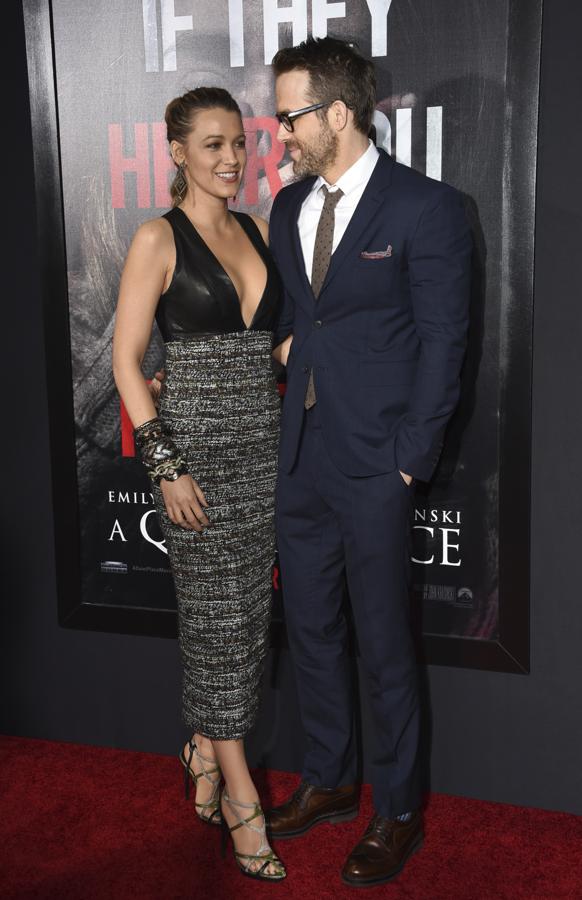 A nosotras, Ryan Reynolds nos mira así, aunque sea al escote como a su mujer, y nos caemos para atrás.