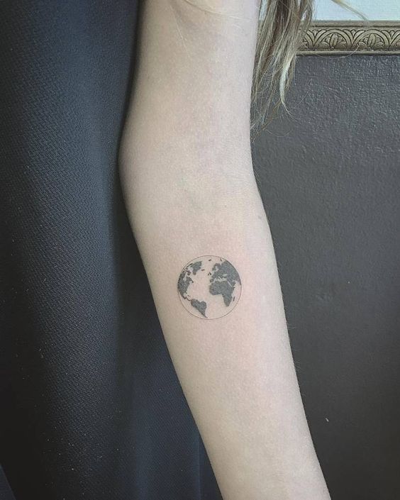 Un simple globo terráqueo en el brazo representa toda una pasión por conocer el mundo.