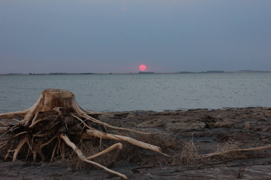 Una inundación acabó con el esplendor de Epecuén en Argentina y lo convirtió en uno de los lugares abandonados de esta lista. Por mucho tiempo fue considerada la Atlántida pues se encontraba siete metros sumergida, aunque esa situación es cosa del pasado al emerger sus ruinas. De acuerdo con algunos testimonios, sólo cuenta con un habitante que se rehusó a dejar el lugar tras la inundación y vive acompañado de escombros