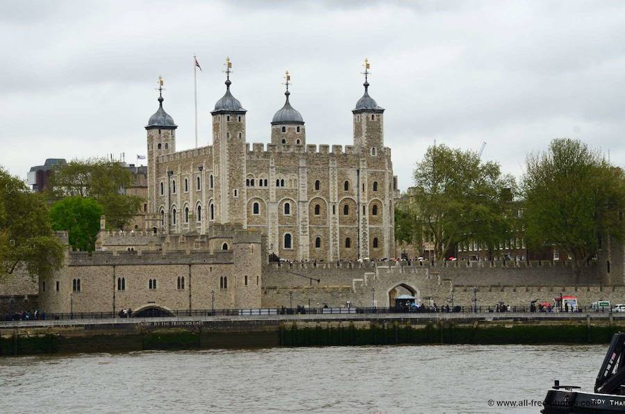 La Torre de Londres, Inglaterra. Construida en el año XI por Guillermo I, El Conquistador, ha sido sede de grandes lugares históricos. Pero fue durante el siglo XVI que este recinto fue testigo de las ejecuciones de personajes históricos, de los cuales destacan: Tomás Moro, Ana Bolena o Jane Grey. Son muchos los testimonios de visitantes que aseguran haber visto fantasmas, se dice que su actividad paranormal es de récord, ya que en el año 1241 ya se hablaba de un fantasma que pululaba entre estos muros, el del canciller Thomas Becket, que fue gobernador de la Torre y fue asesinado durante una misa por orden del rey Enrique II en 1170.