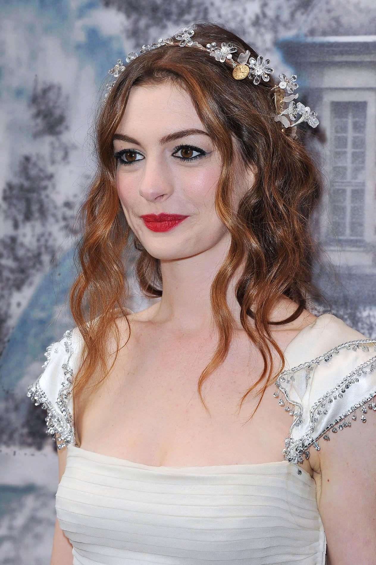 Hay ciertos complementos como esta diadema de flores que no se puede utilizar con unas ondas tan marcadas porque el resultado son 10 años encima, como le pasó a la actriz Anne Hathaway.