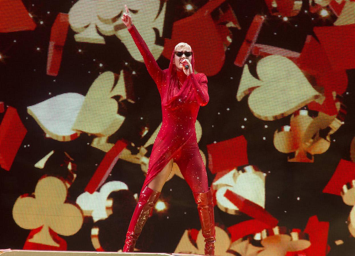 Cuando se sube al escenario se crece. Y es ahí donde saca su lado más divertido. En su última gira, apostó por un look a lo Kylie Minogue en rojo con botas de charol.