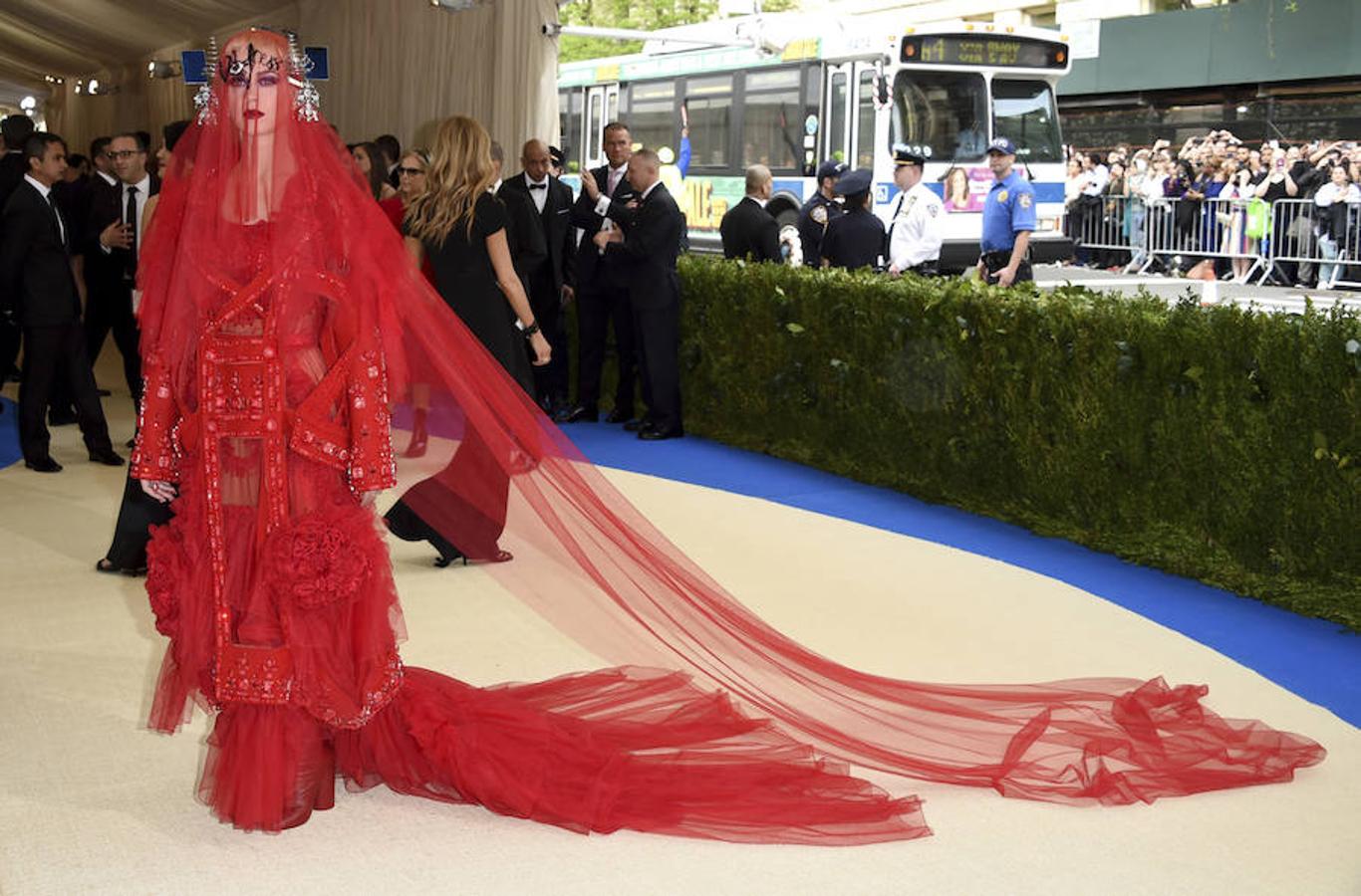 ... esto, el modelito con el que se presentó a la última Gala MET. Todo el mundo hablaba de su look y llevó el lema de la gala, Rei Kawakubo / Comme Comme des Garçons: Arte del In-Between, a la enésima potencia con un diseño velado rojo de la colección Couture de primavera de Maison Margiela.