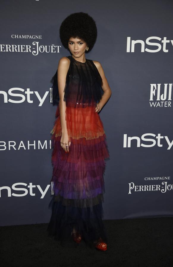 La cantante se decantó por un llamativo vestido multicolor con volantes de tul de Schiaparelli, pero si hay algo que nos ha vuelto locas ha sido su look 'beauty'.