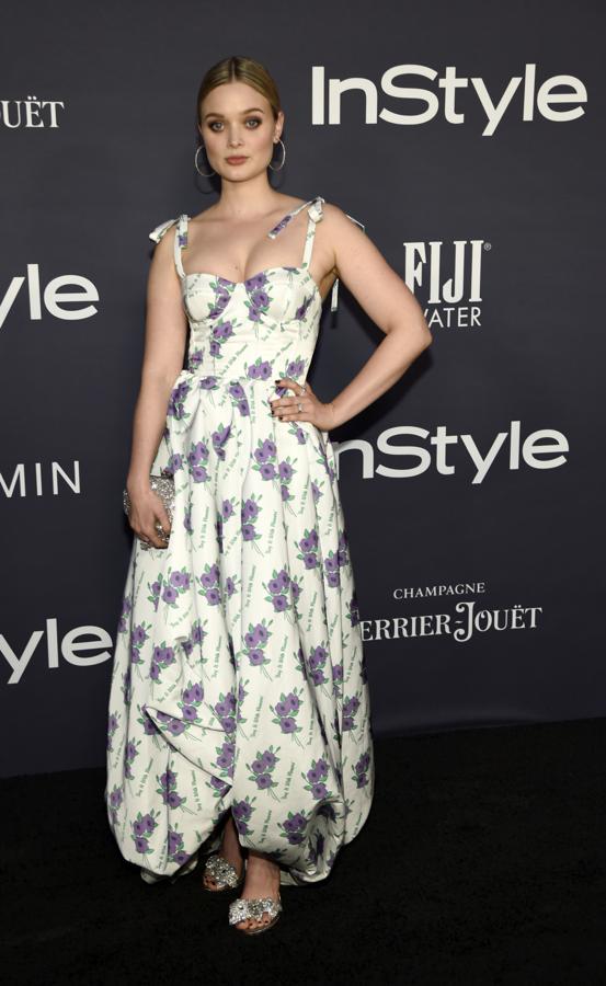 El vestido nos puede resultar más o menos 'ñoño', el estampado campestre puede ser más o menos adecuado, el bajo con volumen y el escote nos puede parecer más o menos trasnochado, pero si a todo eso le sumas los complementos joya, el resultado no puede ser más desastroso.