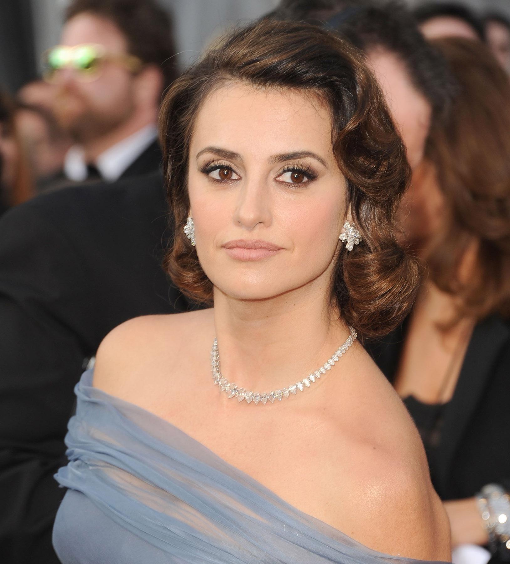 La actriz española se puso unos 10 años encima con este recogido tan clásico, con ondas demasiado marcados.