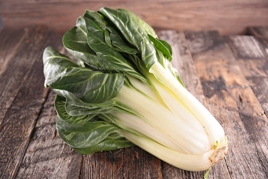 Las acelgas aportan 114 miligramos de calcio por cada 100 gramos de porción comestible del alimento.