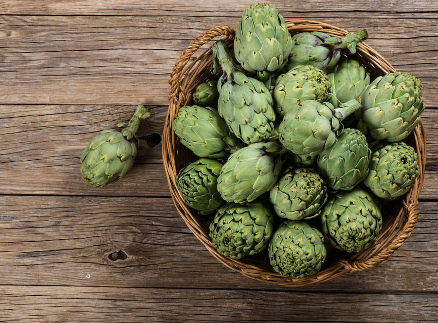 Las alcachofas aportan 40 miligramos de calcio por cada 100 gramos de porción comestible del alimento.