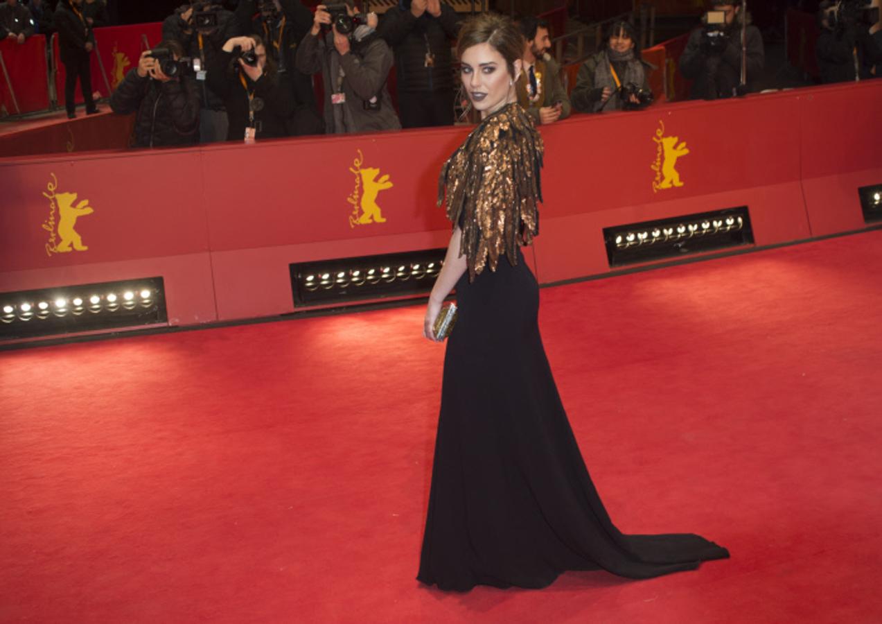 Espectacular estaba la actriz en la Berlinale con un diseño de la colección otoño-invierno 2015 de Andrew Gn con cola y capa escapada. Los labios dark, que tanto le gustan, le dan ese punto gótico por el que nos encantaría copiarle el look para Halloween.