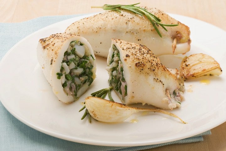 El calamar aporta 144 miligramos de calcio por cada 100 gramos de porción comestible del alimento.