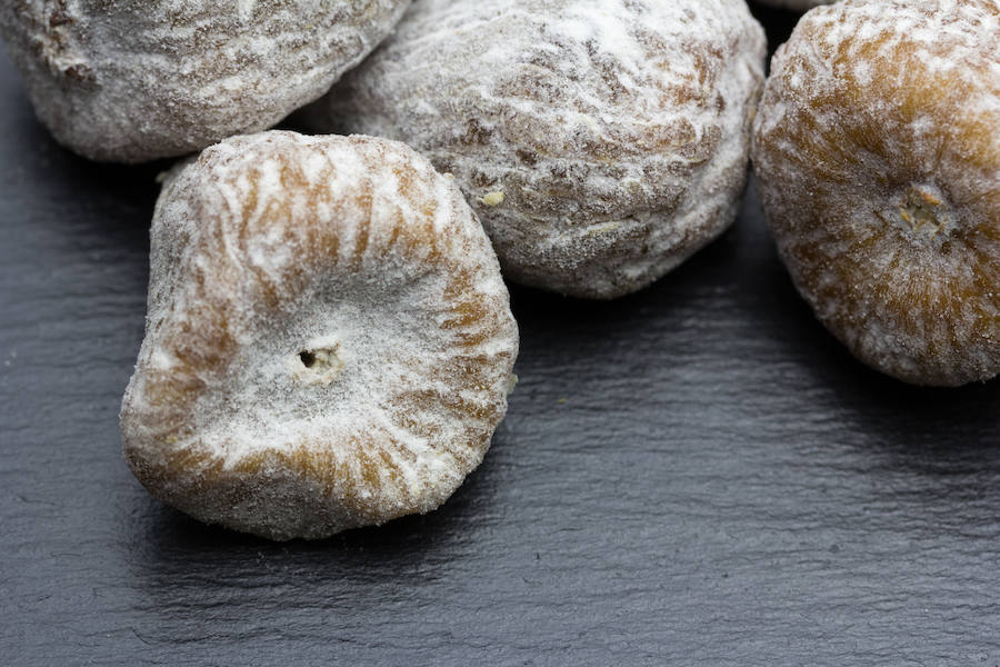 Los higos secos aportan 180 miligramos de calcio por cada 100 gramos de porción comestible del alimento.